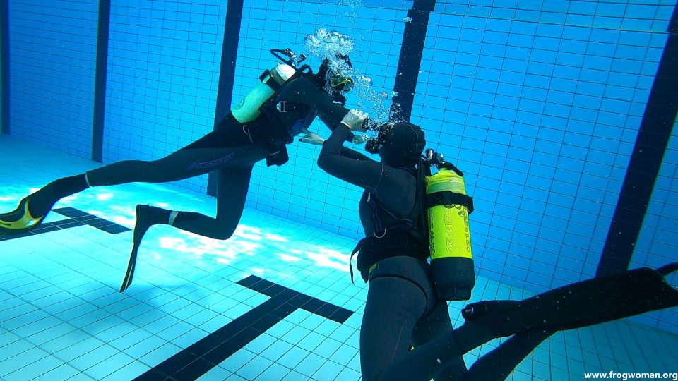 Frogwoman Org Female Scuba Divers In Action Including Scuba Fights