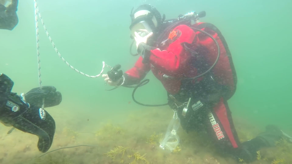 Changing scuba masks underwater
